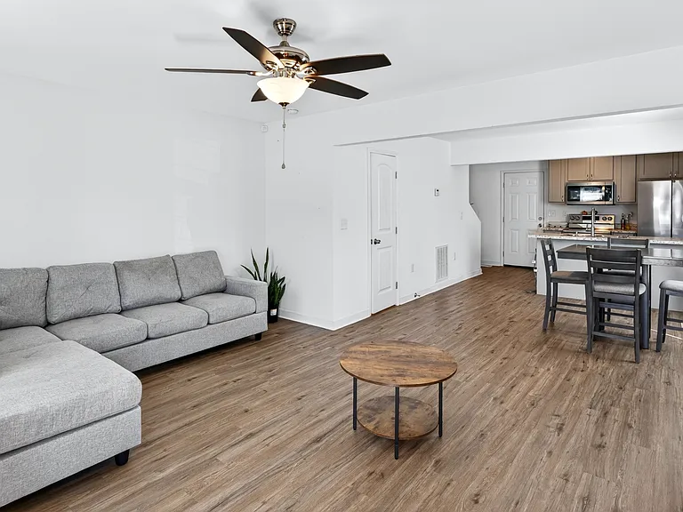 100 Parkstone Dr — Photo 3