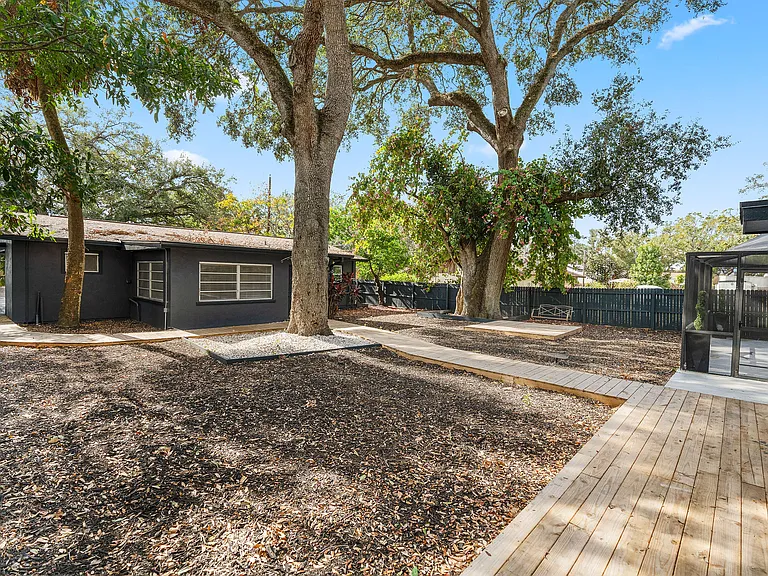 4303 W Woodlawn Ave — Photo 30