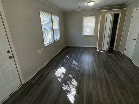3rd image of 1524 S Saint James Blvd