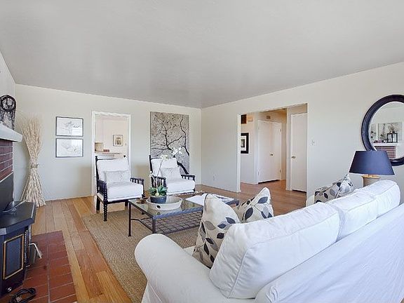 4th image of 2098 Benedict Dr
