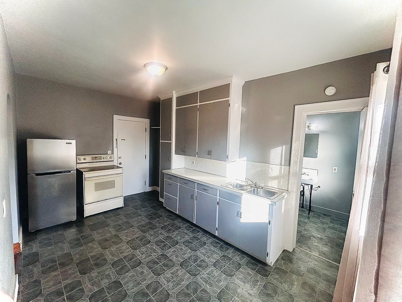 Studio, 320 sqft, $750 — Photo 3