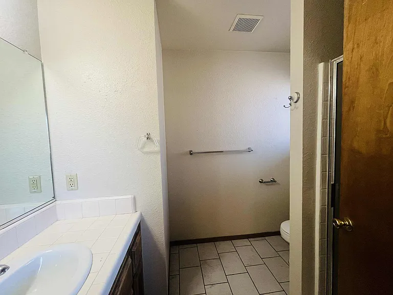 1251 W Davis St — Photo 15