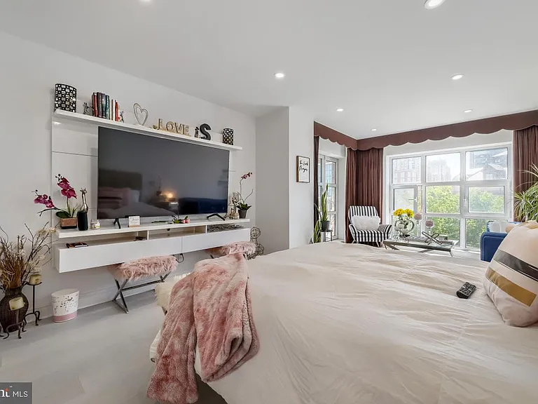 250 President St #211 — Photo 15