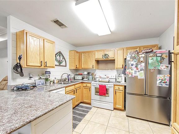 5th image of 330 Daralyn Dr