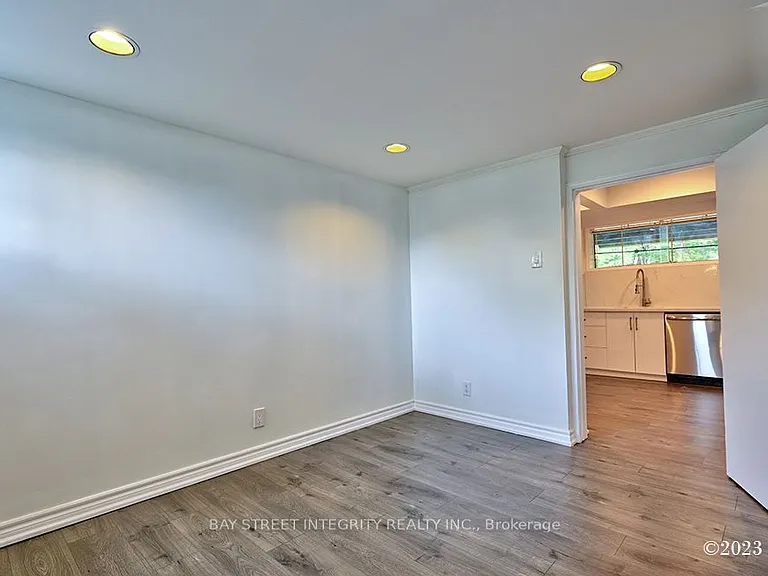 27 Heathview Ave #LOWER — Photo 11