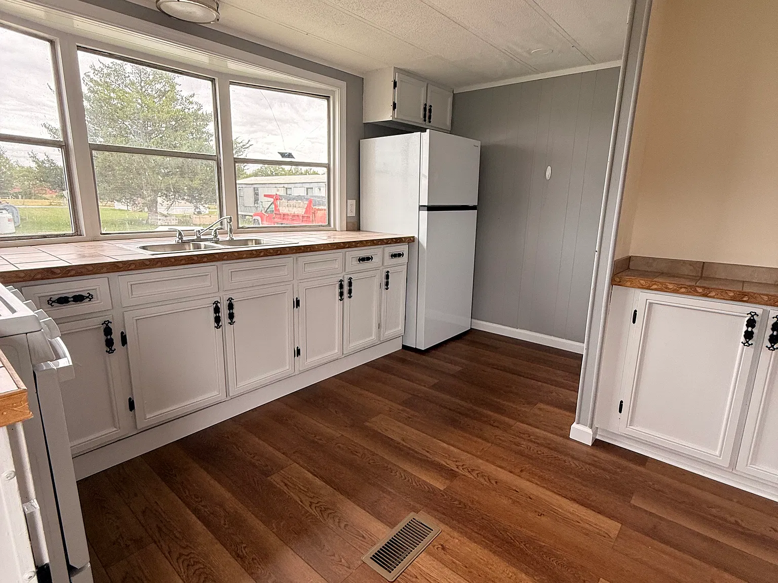 3 bed, 1.5 bath, 768 sqft, $1,375 — Photo 2