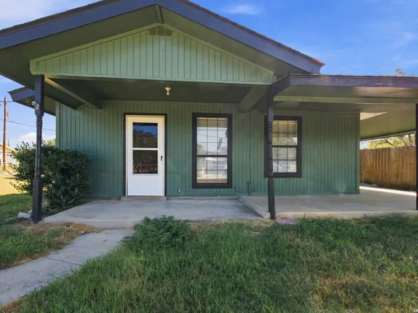 216 N Tom, Poth, TX 78147