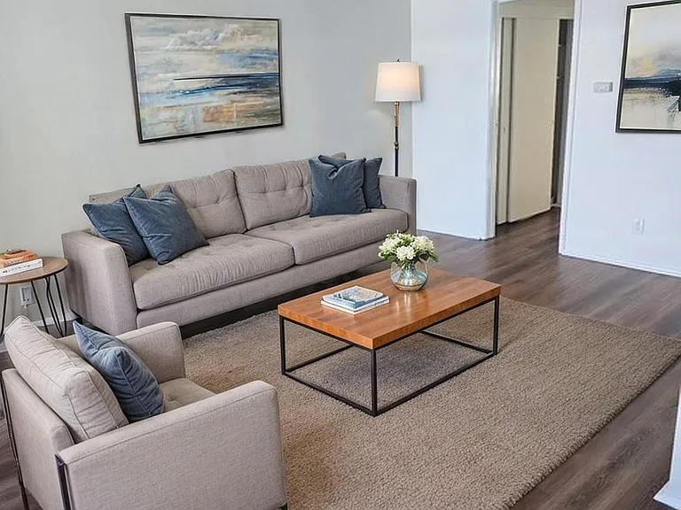 308 W Queen St — Photo 1