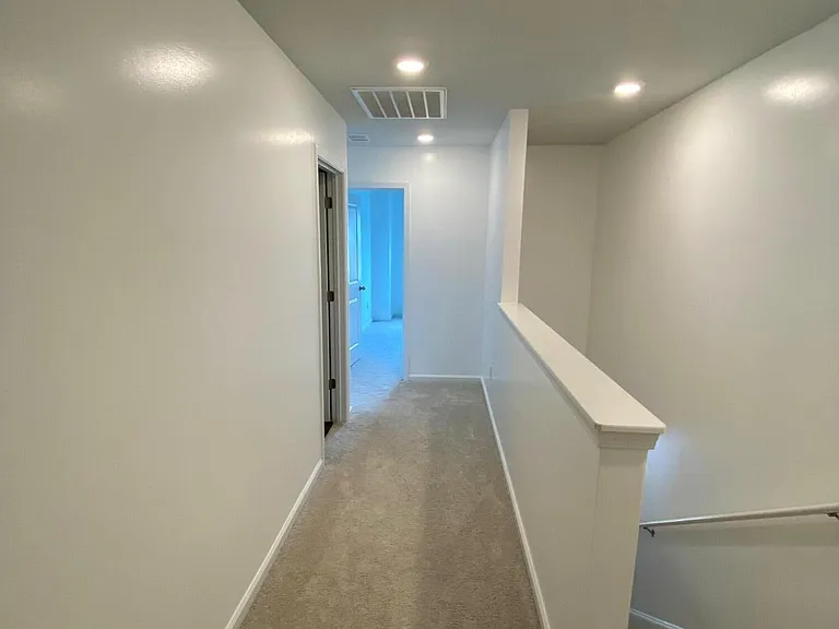 135 E Sunrise Ln — Photo 17