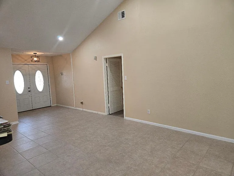 7911 Southmeadow Dr — Photo 16