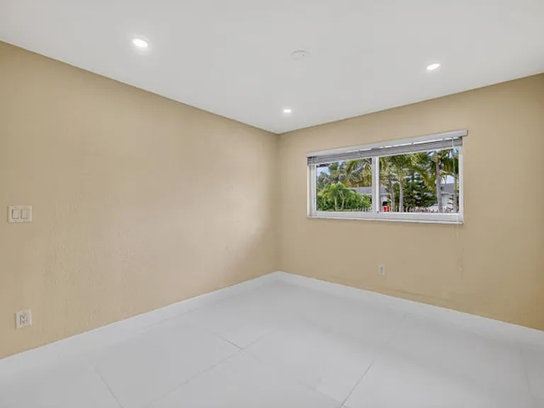 10363 SW 6th St — Photo 8