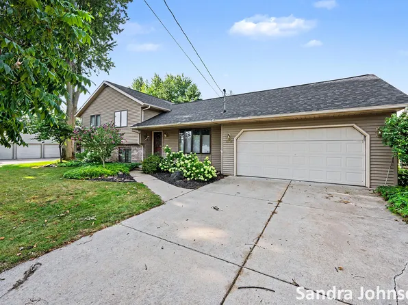 12725 Park Dr, Wayland, MI 49348