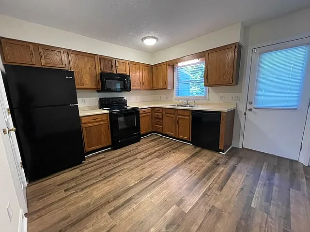 Building Photo - 2359 Hendersonville Rd #12