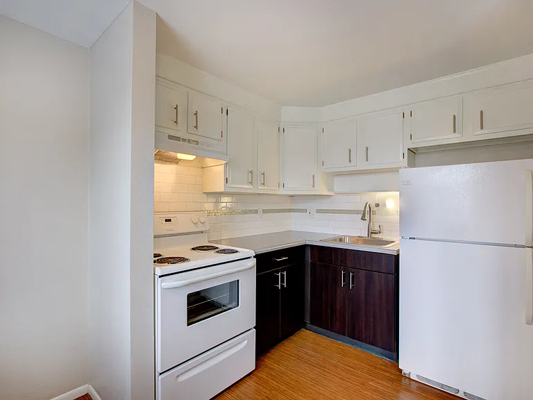 Topaz Apartments — Photo 43