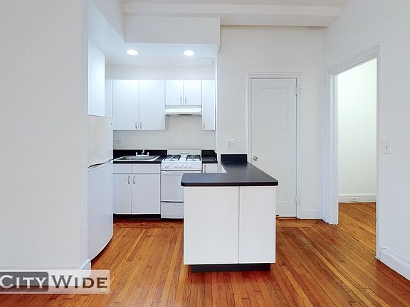 2nd image of 140 E 46th St Penthouse 5V