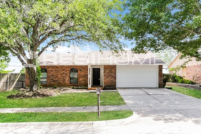 1st image of 906 Fort Worth St