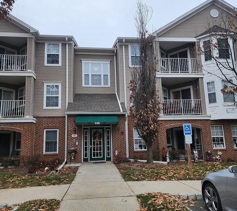 1st image of 132 Mowat Cir