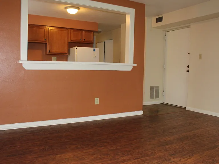111 Oakview Ave — Photo 3
