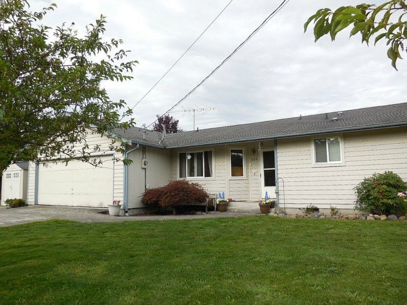 1st image of 824 Celery Ave