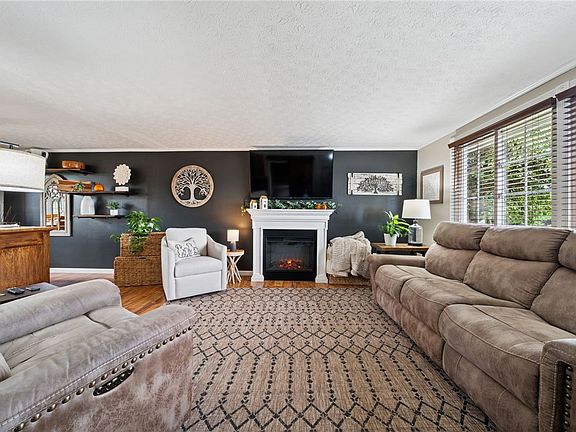 3rd image of 306 Wren Dr