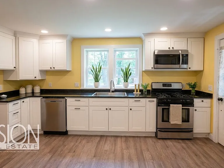 282 Ethan Allen Pkwy #1 — Photo 1