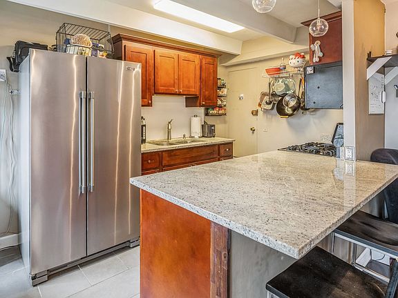 2nd image of 1922 W Hood Ave APT 5B