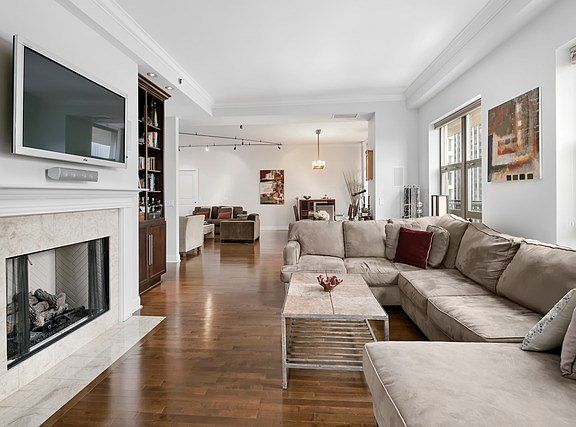 4th image of 1035 N Dearborn St Unit 11W
