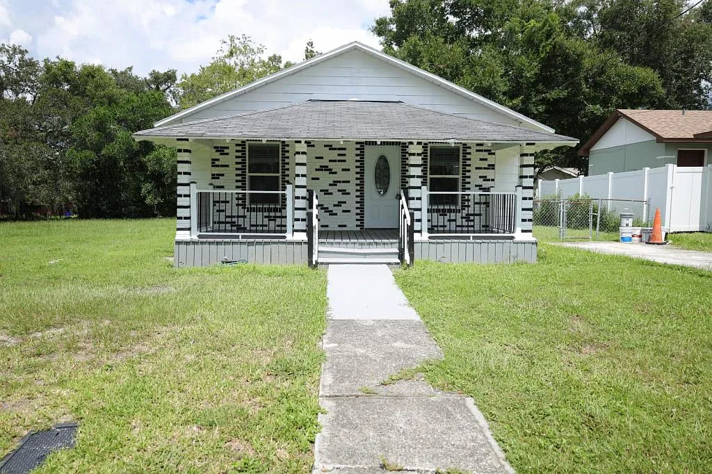 809 Adams St — Photo 1