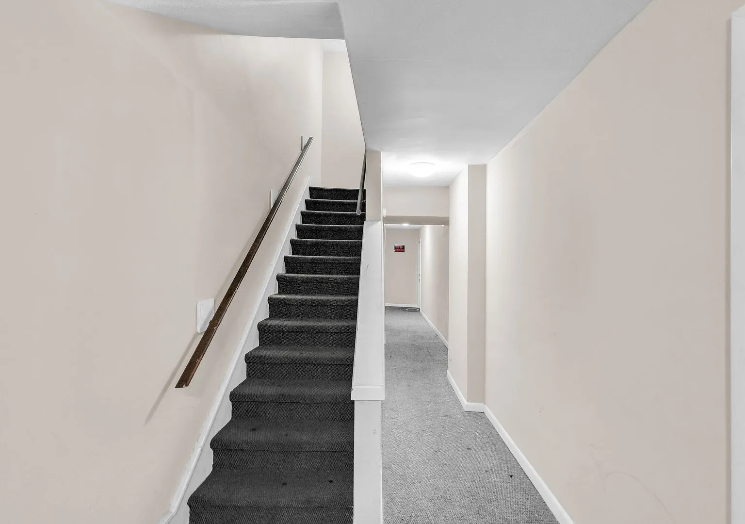 439 W Walnut St — Photo 3