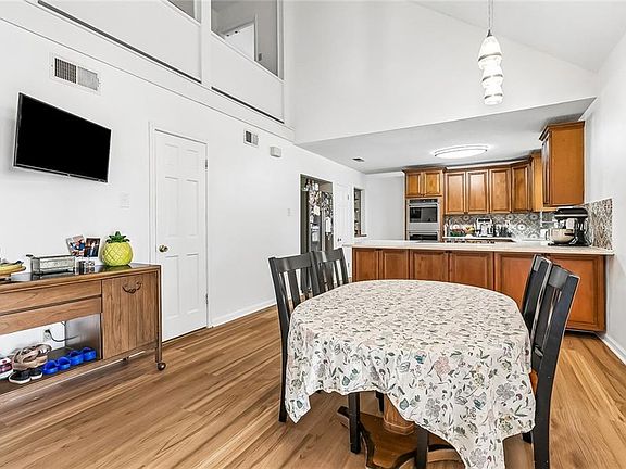 3rd image of 1916 Madewood Rd