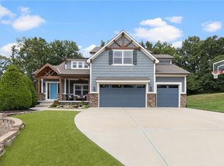 9778 Apple Blossom Ln, Parkville, MO 64152