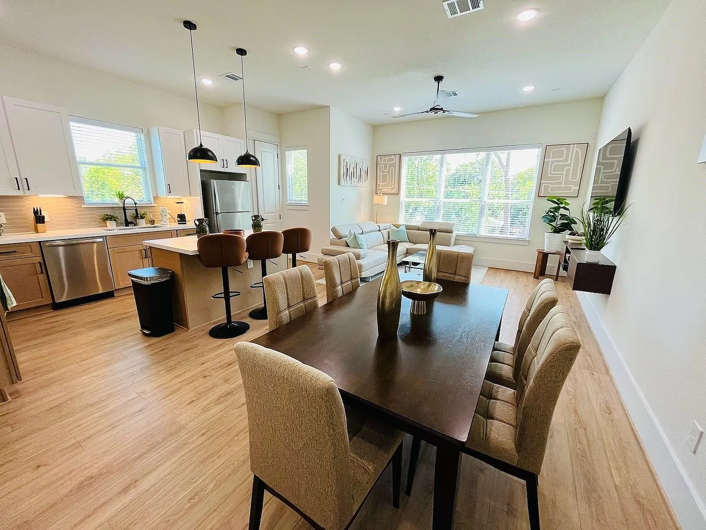 4 bed, 3.5 bath, 2136 sqft, $3,200 — Photo 2
