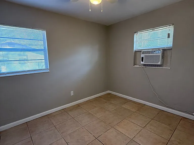 3801 SW 17th Pl — Photo 14