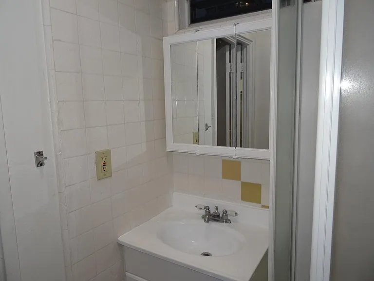 Waikiki Whale Watcher Apartments — Photo 46