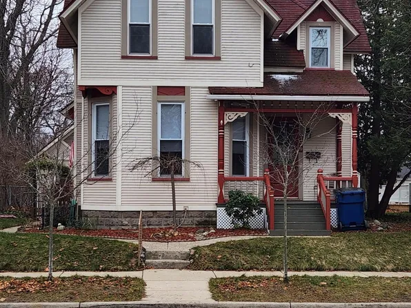 329 6th St, Manistee, MI 49660