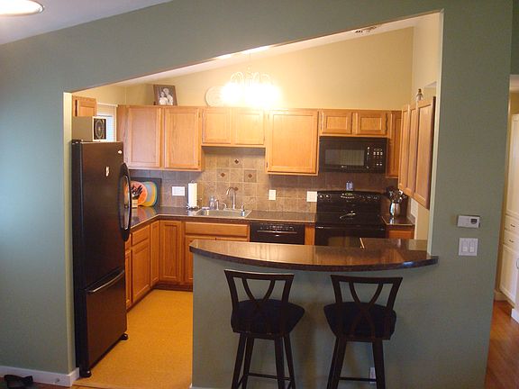 4th image of 620 W Broadview Dr