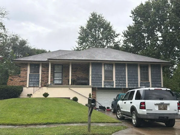 2004 Place Liberte Dr, Liberty, MO 64068