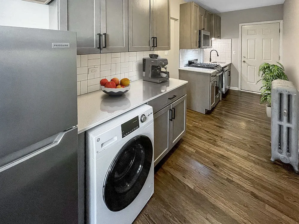 Dakin Court - 910 W Dakin St — Photo 3