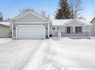 5846 S Parkway Ave SE, Kentwood, MI 49508