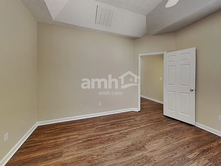 136 Spring Meadows Ave — Photo 9