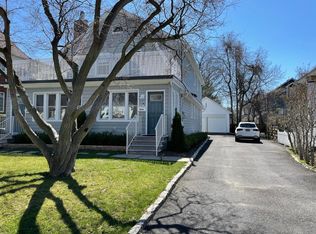 38 Hicks Ln, Great Neck, NY 11023