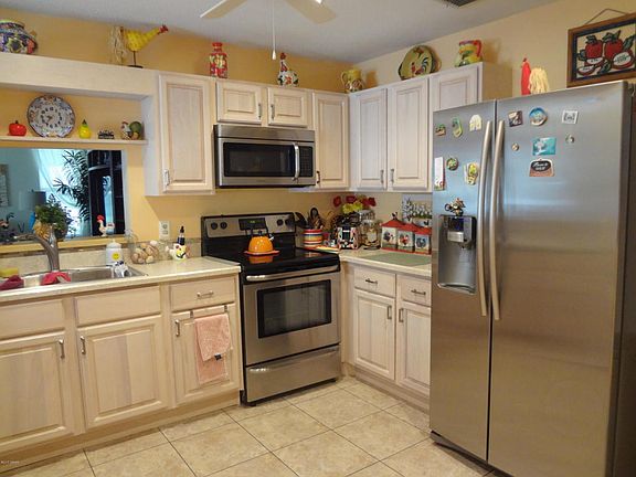 3rd image of 10 Lakepoint Cir