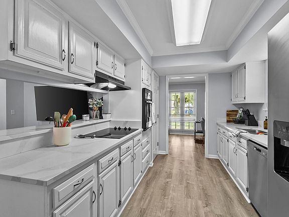4th image of 129 Somerset St