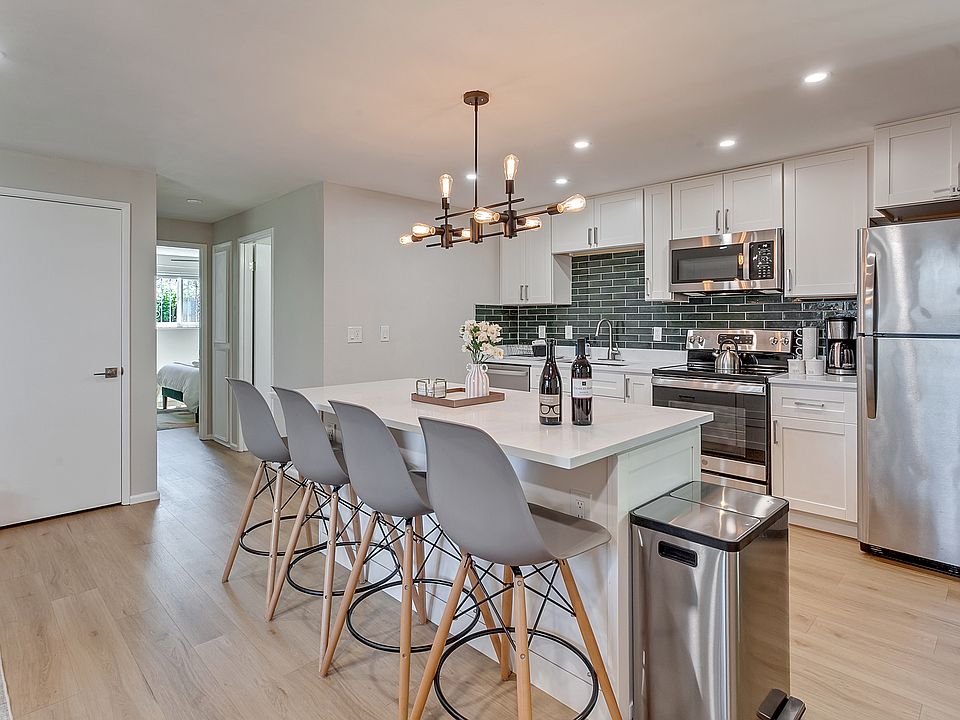 Full-sized kitchen with bar seating for 4 people.