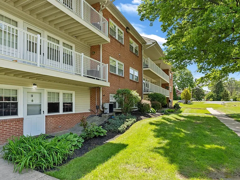Maple View Apartments — Photo 2