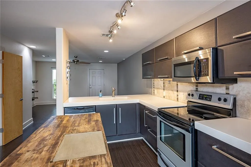 2 bed, 2.5 bath, 1018 sqft, $1,650 — Photo 4
