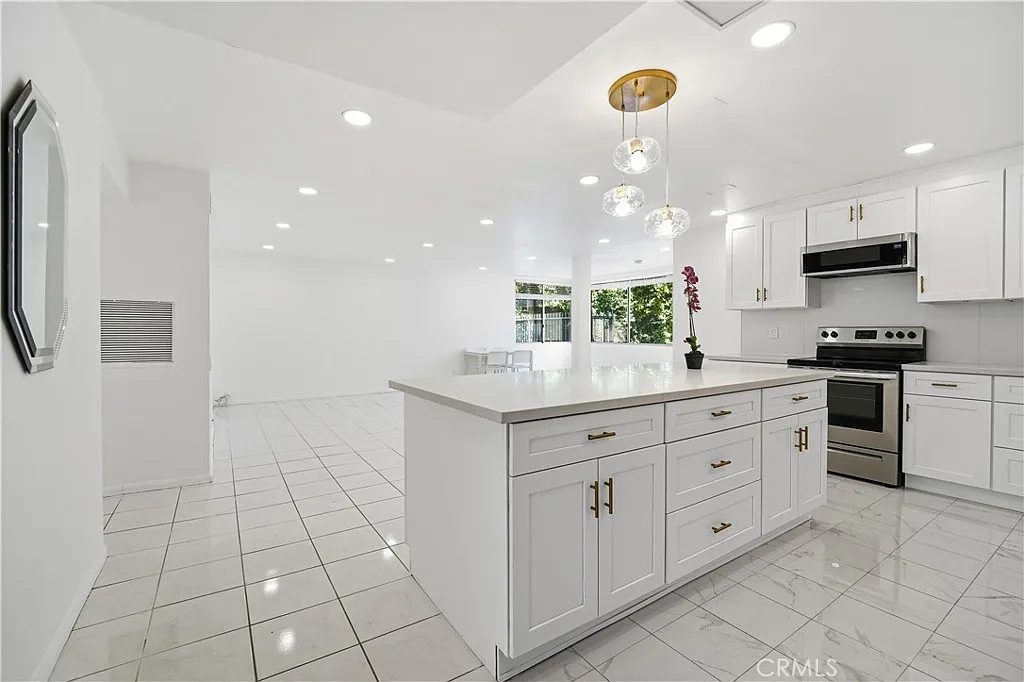 Building Photo - 5301 Balboa Blvd #F7