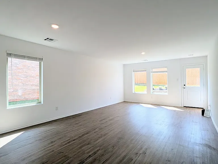 3305 NW 149th St — Photo 10