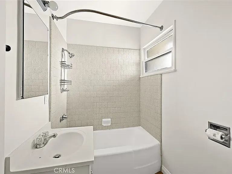 130 E Saint Joseph St #C — Photo 10