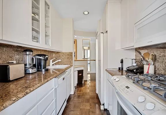 3rd image of 200 E 78th St Penthouse C